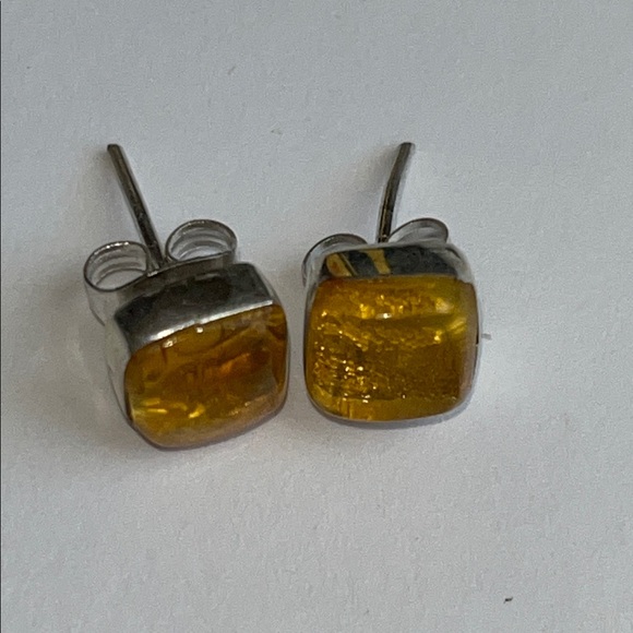 Elegant Silver and Amber Stud Earrings - Picture 4 of 6